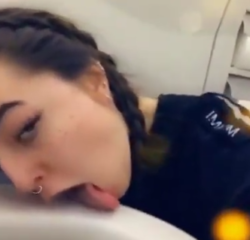 Ragazza lecca toiletta