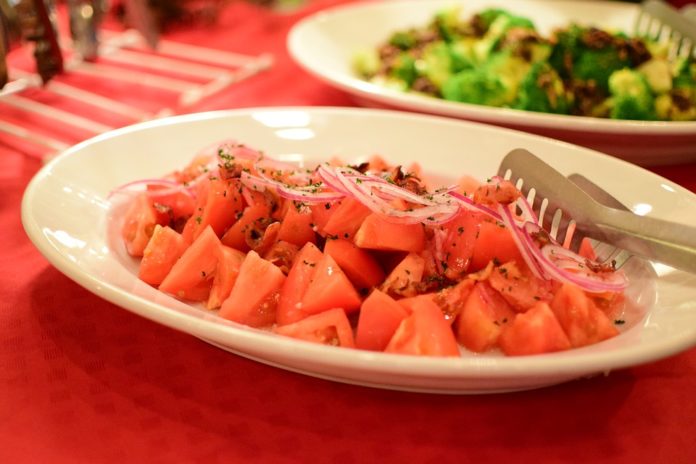 Ristorante chiude clienti mangiano tutto