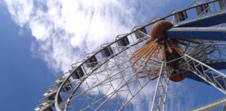 Copia fa sesso sula ruota panoramica
