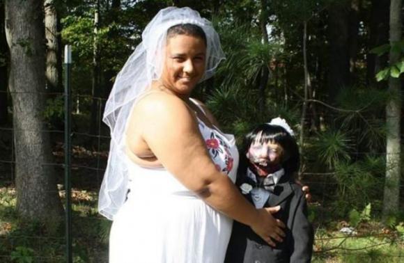 Ragazza si sposa con bambolotto zombie
