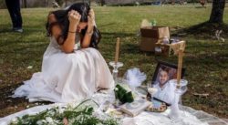 Sarah Bulach lacrime su tomba sposo