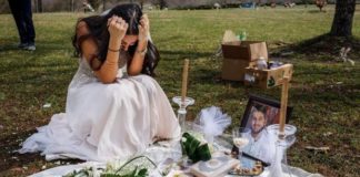 Sarah Bulach lacrime su tomba sposo