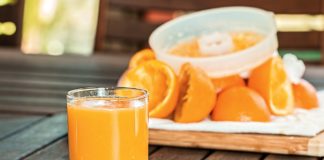 Donna si inetta succo di frutta nelle vene