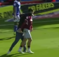 Birmingham Aston villa tifoso invade campo e colpisce capitano