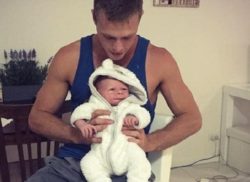 Ragazzo di 23 anni diventa papà e nonno