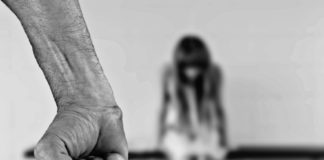 Padre abusa figlia per più di 20 anni