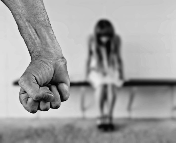 Padre abusa figlia per più di 20 anni