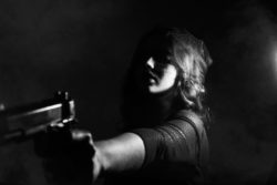 Donna spara compagno