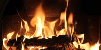 Nonno getta nipotino nel forno acceso
