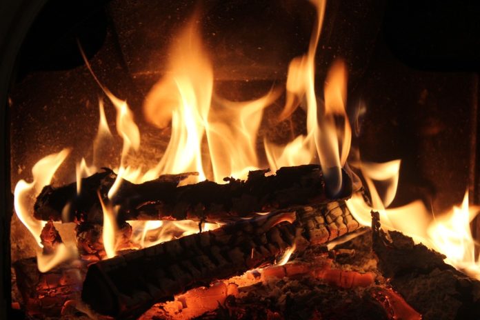 Nonno getta nipotino nel forno acceso