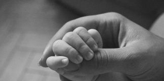 Nata prematura viene adottata dall'infemiera