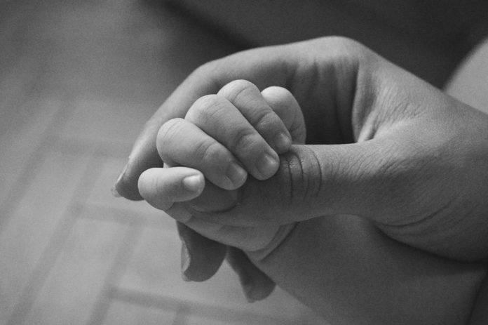 Nata prematura viene adottata dall'infemiera