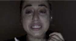 Ragazza piange disperata dopo chiusura account social