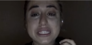 Ragazza piange disperata dopo chiusura account social