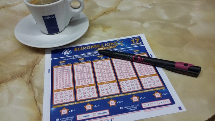 Vince alla lotteria ma poi scappa per non dividere il premio con la ragazza