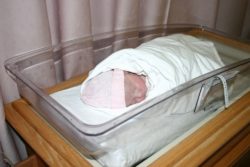 Infermiera scambia neonati in culla