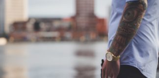 Tatuaggio ragazzo erezione