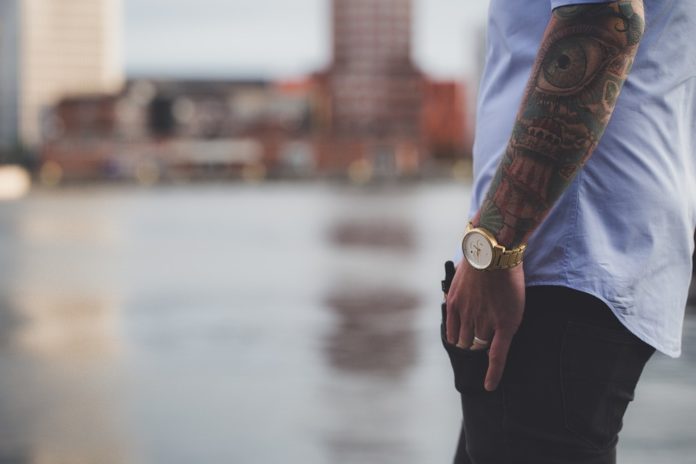 Tatuaggio ragazzo erezione