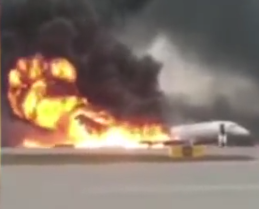 Hostess salva 37 passeggeri aereo incendio