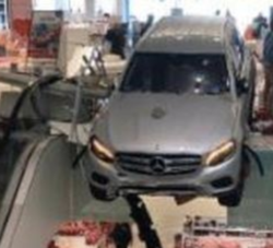 Anziano suv mercedes sfonda vetrine centro commerciale