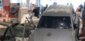 Anziano suv mercedes sfonda vetrine centro commerciale