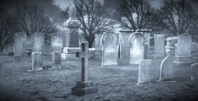 Prepara zuppa con resti ossa cimitero
