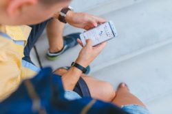 Ragazzo cinese si amputa mano per curare dipendenza web