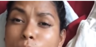 Youtuber allatta figlio mentre fa sesso col marito