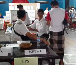 Scrutatori muoiono per super lavoro in Indonesia