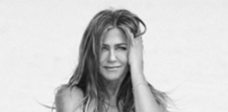 Attrice topless tacchi a spillo