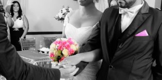 Nozze sposa legge le chta del fidanzato con l'amante