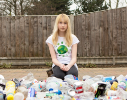 Ragazza cura l'ambiente ma coetanei la deridono