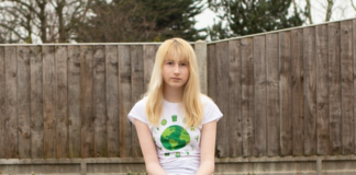 Ragazza cura l'ambiente ma coetanei la deridono