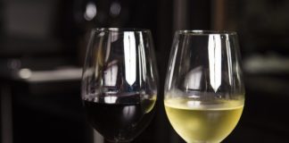 Cameriere distratto porta vino molto più costoso di quello ordinato