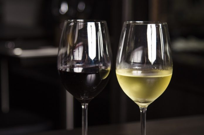 Cameriere distratto porta vino molto più costoso di quello ordinato