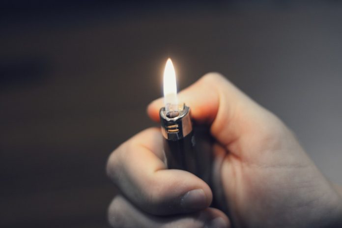 Accendino fuoco