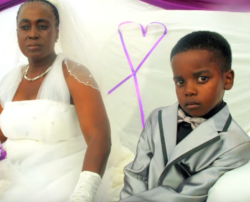 Bambino di 8 anni sposa donna di 61