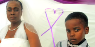 Bambino di 8 anni sposa donna di 61