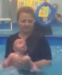 Istruttrice di nuoto russa bambini disabili