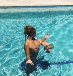 Mamma allatta bambino in piscina
