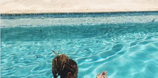 Mamma allatta bambino in piscina