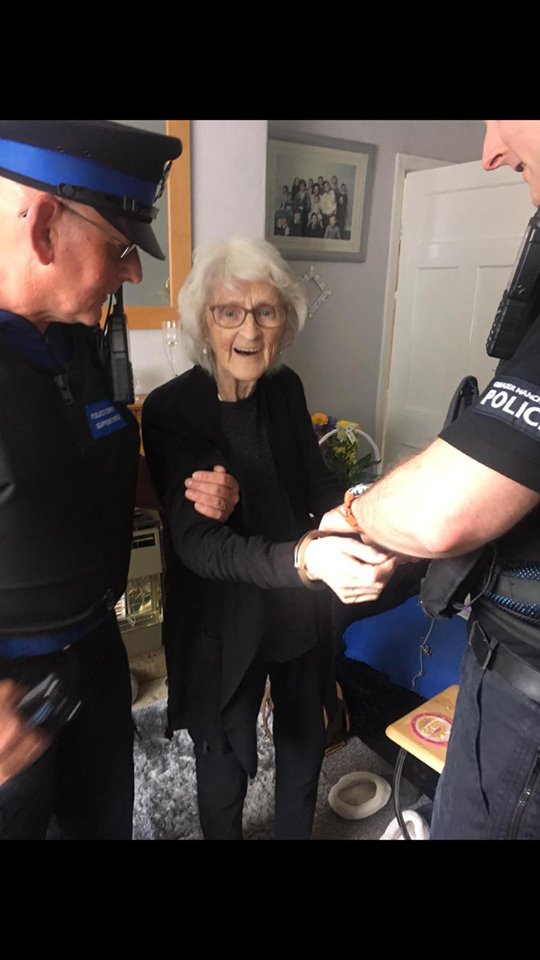 Nonnina arrestata per finta