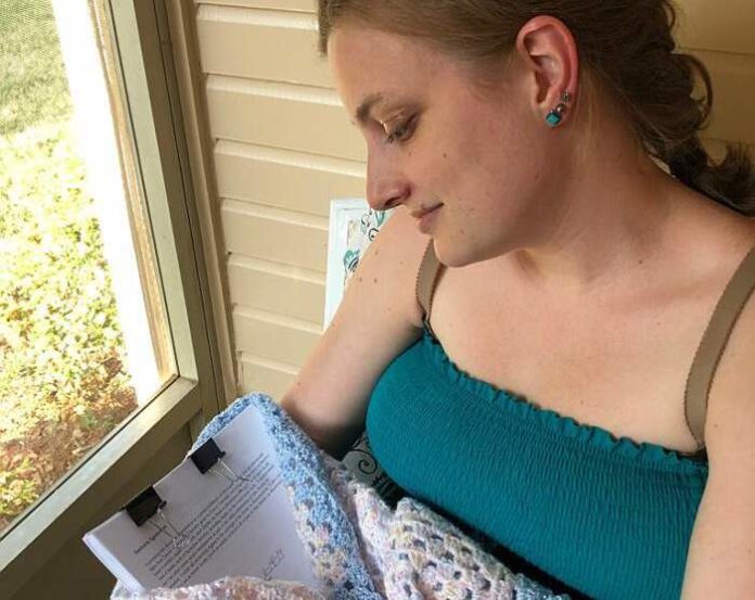 Ragazza tesi di laurea