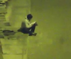 Perù filantropo paga le spese a ragazzo che studia sotto un lampione
