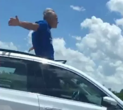 Uomo auto scappa moglie