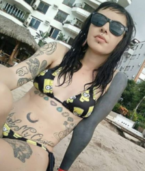 Ragazza si toglie ombelico
