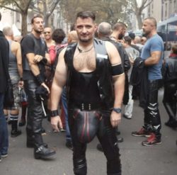 Uomo membro gigante