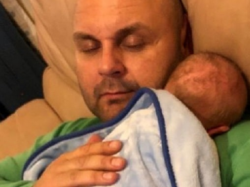 Addormenta figlio e muore
