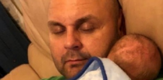 Addormenta figlio e muore
