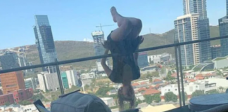 Ragazza cade mentre fa yoga